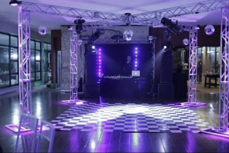 Foto 2:  — Som, iluminação e Telão - DJ Rodrigo