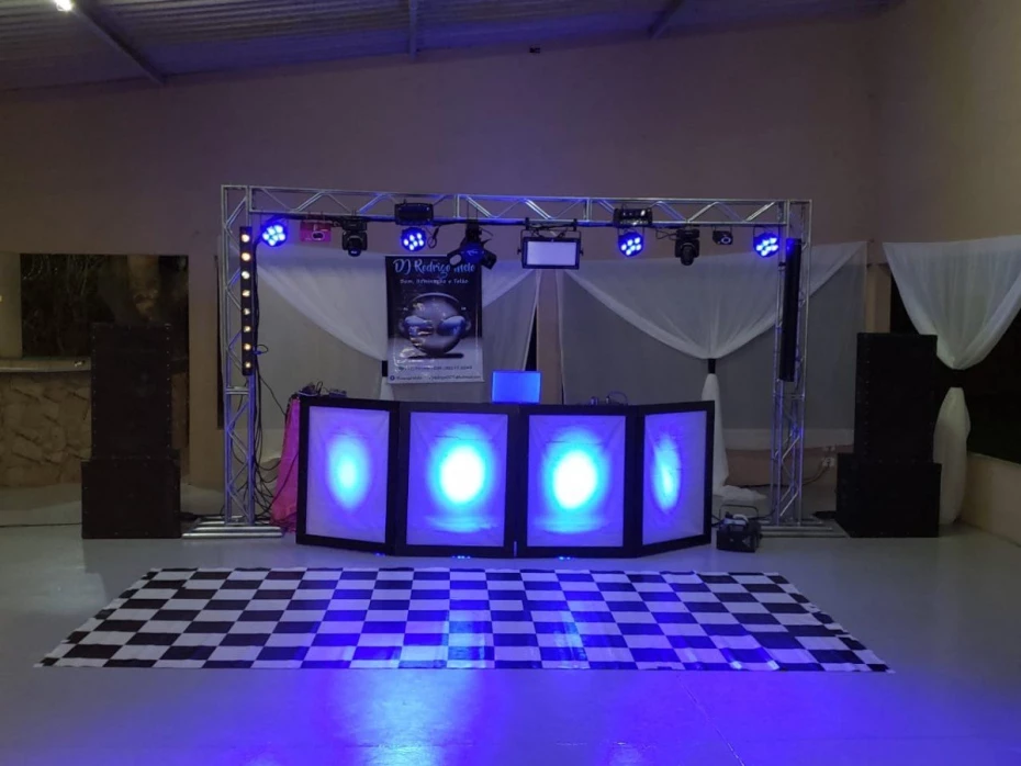 Foto 1:  — Som, iluminação e Telão - DJ Rodrigo